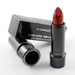 Dramatischer Auftritt: Der Mac Ultimate Lipstick „Dangerously Chic“ in Dunkelrot